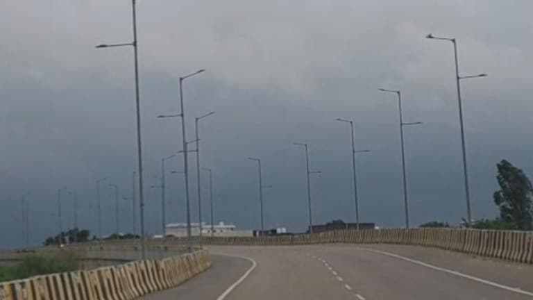 Amethi Weather Alert: अमेठी में मौसम का यू-टर्न, काले बादलों से दिन में छाया अंधेरा, गर्मी-उमस से मिली राहत, तापमान में भारी गिरावट अमेठी में मौसम का यू-टर्न, काले बादलों से दिन में छाया अंधेरा, गर्मी-उमस से मिली राहत, तापमान में भारी गिरावट