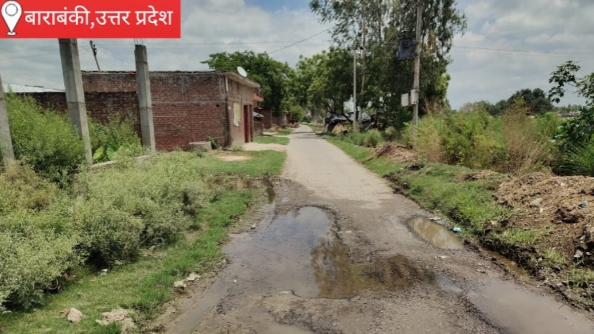 Barabanki News: महादेवा–लंबापुरवा मार्ग पर जलभराव से नई डामर सड़क क्षतिग्रस्त, दो माह से पाइप लीकेज बनी मुसीबत, श्रद्धालु और ग्रामीण परेशान महादेवा–लंबापुरवा मार्ग पर जलभराव से नई डामर सड़क क्षतिग्रस्त; दो माह से पाइप लीकेज बनी मुसीबत, श्रद्धालु और ग्रामीण परेशान