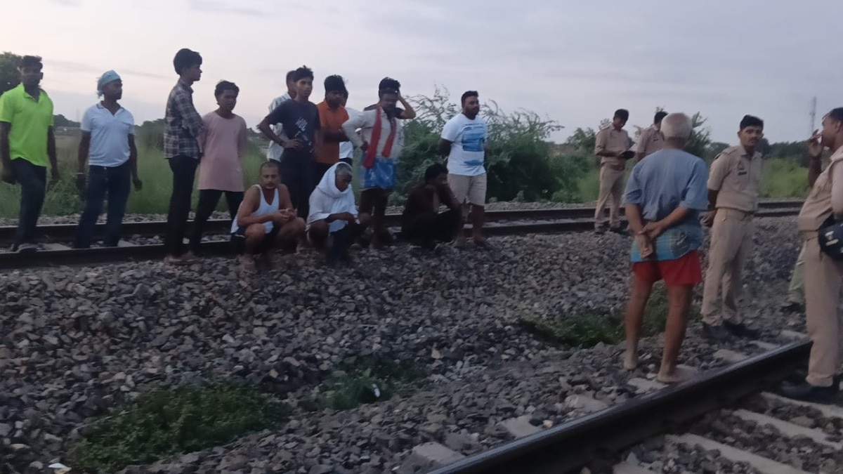 Ballia News: बलिया में 16 वर्षीय किशोर की संदिग्ध मौत: धमकी भरे फोन के बाद रेलवे ट्रैक पर मिला शव, परिजनों ने जताई हत्या की आशंका