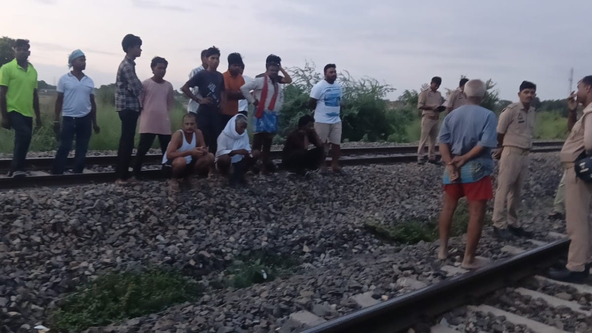Ballia News: बलिया में 16 वर्षीय किशोर की संदिग्ध मौत: धमकी भरे फोन के बाद रेलवे ट्रैक पर मिला शव, परिजनों ने जताई हत्या की आशंका बलिया में 16 वर्षीय किशोर की संदिग्ध मौत, धमकी भरे फोन के बाद रेलवे ट्रैक पर मिला शव, परिजनों ने जताई हत्या की आशंका