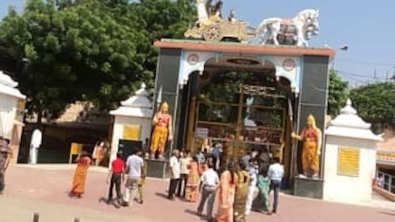 Mathura News: दान में पारदर्शिता के लिए बड़ा कदम, श्रीकृष्ण जन्मस्थान में 24 घंटे CCTV निगरानी, कड़े सुरक्षा इंतजाम दान में पारदर्शिता के लिए बड़ा कदम, श्रीकृष्ण जन्मस्थान में 24 घंटे CCTV निगरानी, कड़े सुरक्षा इंतजाम