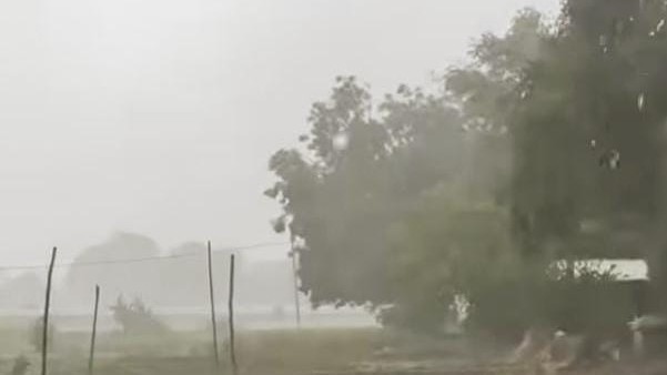 Barabanki aaj ka Mausam: बाराबंकी में तेज धूप के बाद बदला मौसम, झमाझम बारिश और ठंडी हवाओं से मिली राहत