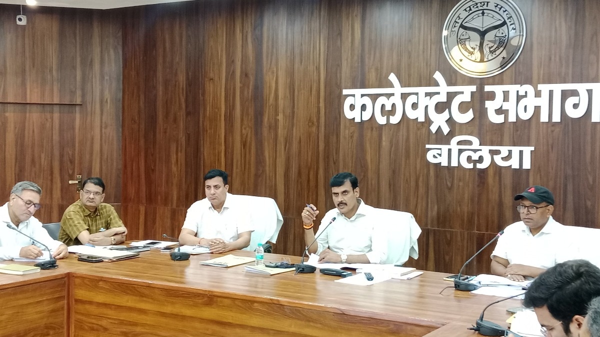 Ballia News: बलिया में डीएम सख्त, आवास व भूमि आवंटन में लापरवाही पर सभी एसडीएम का वेतन रोका, 4969 लंबित मुकदमों पर शोकॉज नोटिस