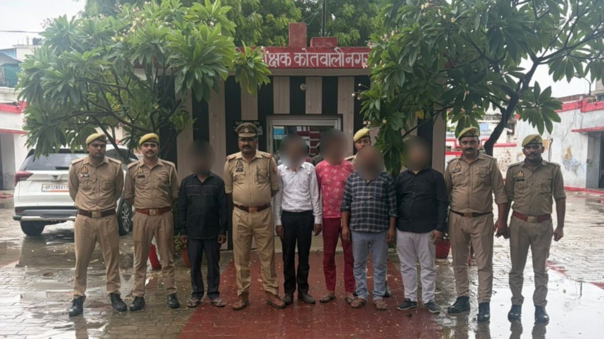 Raebareli News: रायबरेली में बैंक ऑफ बड़ौदा महाघोटाला, करोड़ों का लोन और बड़ा खेल, मुख्य एजेंट सहित 5 और गिरफ्तार रायबरेली में बैंक ऑफ बड़ौदा महाघोटाला, करोड़ों का लोन और बड़ा खेल, मुख्य एजेंट सहित 5 और गिरफ्तार