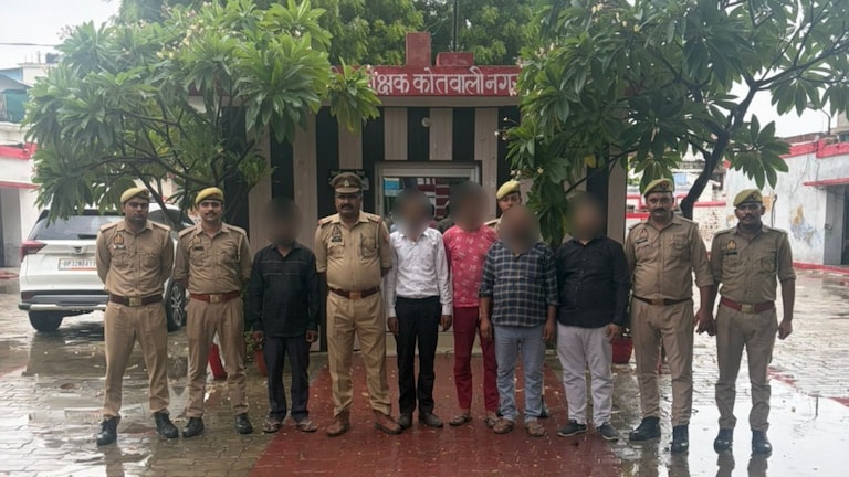 Raebareli News: रायबरेली में बैंक ऑफ बड़ौदा महाघोटाला, करोड़ों का लोन और बड़ा खेल, मुख्य एजेंट सहित 5 और गिरफ्तार रायबरेली में बैंक ऑफ बड़ौदा महाघोटाला, करोड़ों का लोन और बड़ा खेल, मुख्य एजेंट सहित 5 और गिरफ्तार