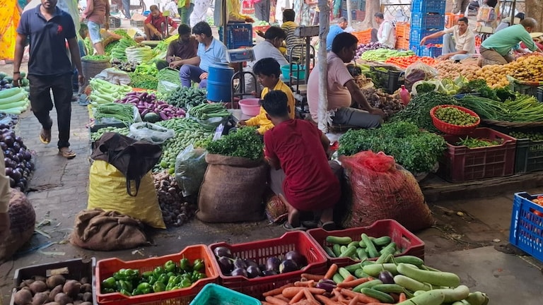 Chandauli News: मुगलसराय मंडी में सब्जियों के दाम में उतार-चढ़ाव, लाल आलू और लहसुन के भाव ने बढ़ाई चिंता, जानिए अपने मंडी का ताजा भाव मुगलसराय मंडी में सब्जियों के दाम में उतार-चढ़ाव, लाल आलू और लहसुन के भाव ने बढ़ाई चिंता, जानिए अपने मंडी का ताजा भाव