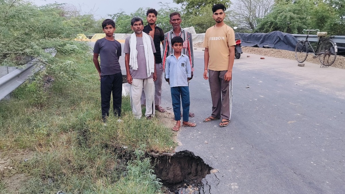 Mainpuri News: बारिश से बढ़ा खतरा, ईसन नदी पुल पर धंसी सड़क बनी खतरा, ग्रामीणों ने तत्काल मरम्मत की उठाई मांग 