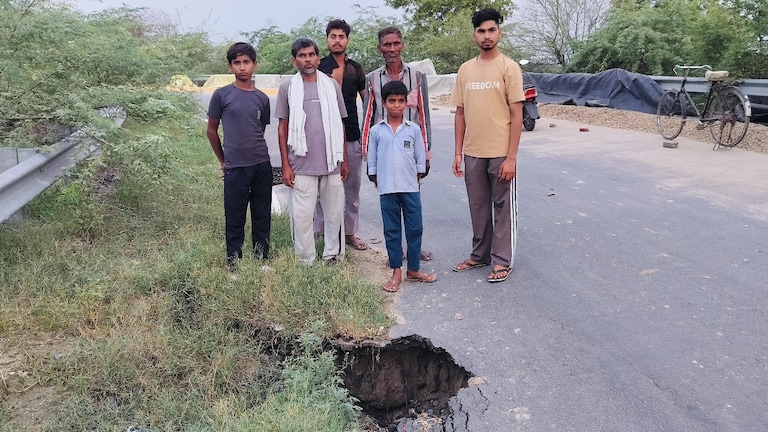 Mainpuri News: बारिश से बढ़ा खतरा, ईसन नदी पुल पर धंसी सड़क बनी खतरा, ग्रामीणों ने तत्काल मरम्मत की उठाई मांग बारिश से बढ़ा खतरा, ईसन नदी पुल पर धंसी सड़क बनी खतरा, ग्रामीणों ने तत्काल मरम्मत की उठाई मांग