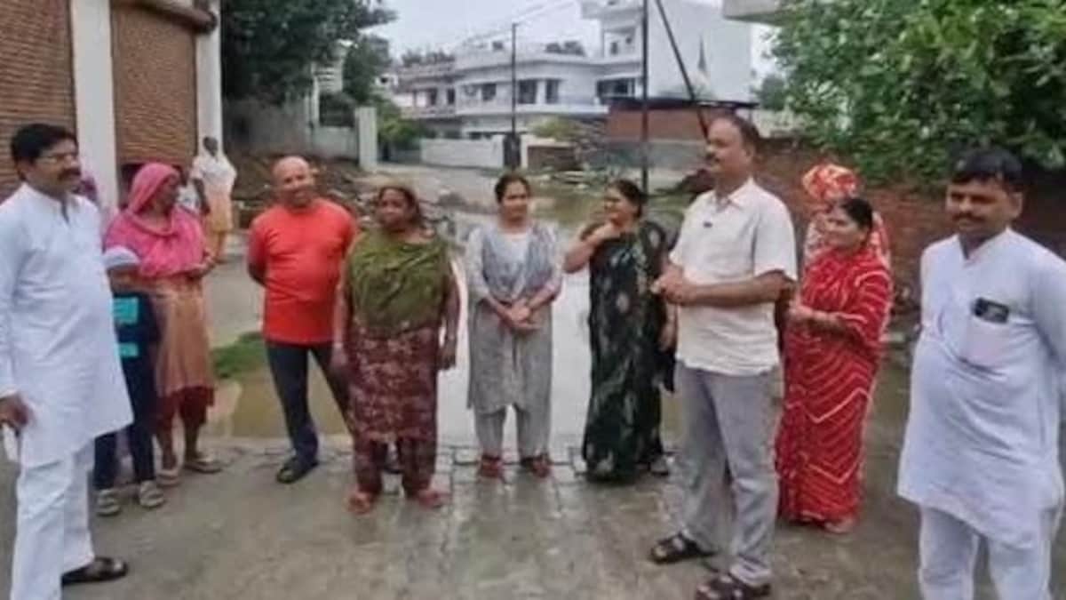 Raebareli Weather Today: रायबरेली में पहली बारिश बनी आफत, शहर जलमग्न, जलभराव पर फूटा लोगों का गुस्सा, कैबिनेट मंत्री के भाई ने लगाए भ्रष्टाचार के आरोप रायबरेली में पहली बारिश बनी आफत, शहर जलमग्न, जलभराव पर फूटा लोगों का गुस्सा, कैबिनेट मंत्री के भाई ने लगाए भ्रष्टाचार के आरोप