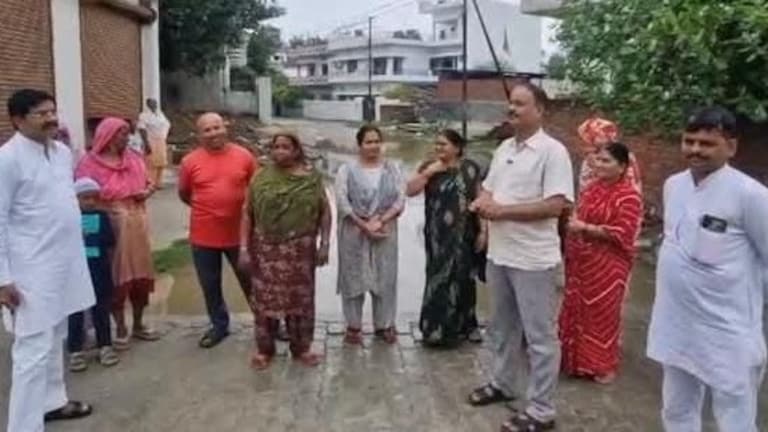 Raebareli Weather Today: रायबरेली में पहली बारिश बनी आफत, शहर जलमग्न, जलभराव पर फूटा लोगों का गुस्सा, कैबिनेट मंत्री के भाई ने लगाए भ्रष्टाचार के आरोप रायबरेली में पहली बारिश बनी आफत, शहर जलमग्न, जलभराव पर फूटा लोगों का गुस्सा, कैबिनेट मंत्री के भाई ने लगाए भ्रष्टाचार के आरोप