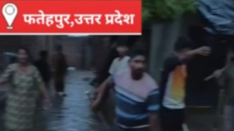 Fatehpur News: नाली सफाई विवाद ने लिया हिंसक मोड़, घर में घुसकर लाठी-डंडों से हमला, वीडियो वायरल नाली सफाई विवाद ने लिया हिंसक मोड़, घर में घुसकर लाठी-डंडों से हमला, वीडियो वायरल