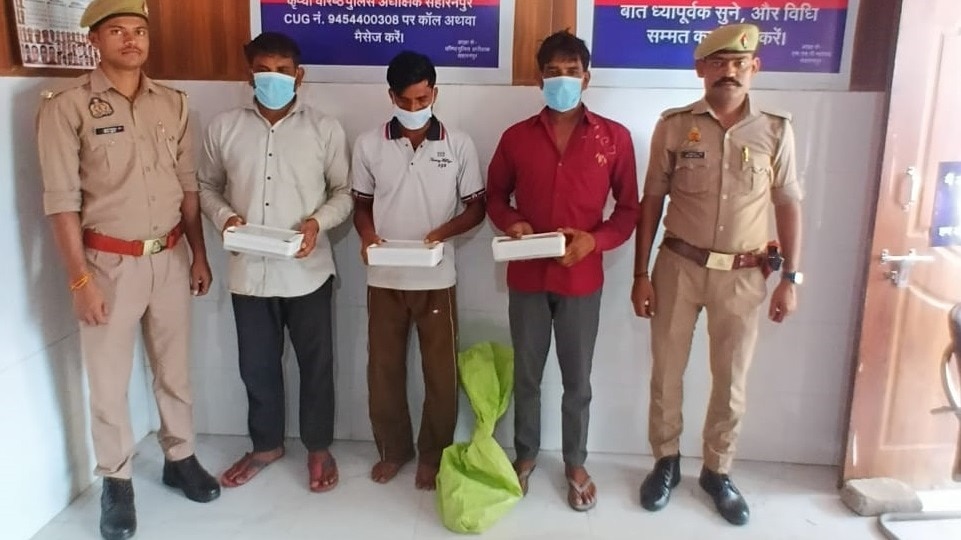 Saharanpur News: सहारनपुर में गोकशी का भंडाफोड़, 20 किलो गोमांस, 3 तमंचे के साथ तीन आरोपी गिरफ्तार, 4 फरार