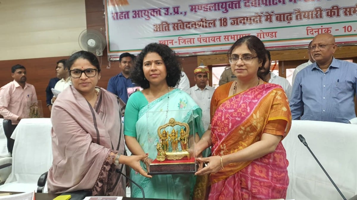 Gonda News: बाढ़ से पहले सरकार का एक्शन मोड, बाढ़ से निपटने के लिए पूरी तरह तैयार रहें अधिकारी, लापरवाही किसी भी स्तर पर बर्दाश्त नहीं, प्रमुख सचिव बाढ़ से पहले सरकार का एक्शन मोड, बाढ़ से निपटने के लिए पूरी तरह तैयार रहें अधिकारी, लापरवाही किसी भी स्तर पर बर्दाश्त नहीं, प्रमुख सचिव