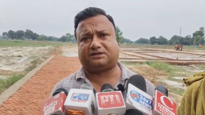 बलिया में रातों-रात जमीन पर दबंगों का कब्जा, लेखपाल ने कहा- शरीफ हो, जमीन बेचकर चले जाइए, CM से लगाई गुहार