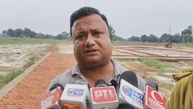 Ballia Land Dispute: बलिया में रातों-रात जमीन पर दबंगों का कब्जा, लेखपाल ने कहा- शरीफ हो, जमीन बेचकर चले जाइए, CM से लगाई गुहार बलिया में रातों-रात जमीन पर दबंगों का कब्जा, लेखपाल ने कहा- शरीफ हो, जमीन बेचकर चले जाइए, CM से लगाई गुहार