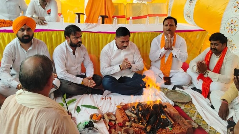 Chandauli News: 45.35 करोड़ की लागत से बनेगी अलीनगर तिराहा-पचफेड़वा संपर्क मार्ग, विधायक रमेश जायसवाल ने कराया भूमि पूजन