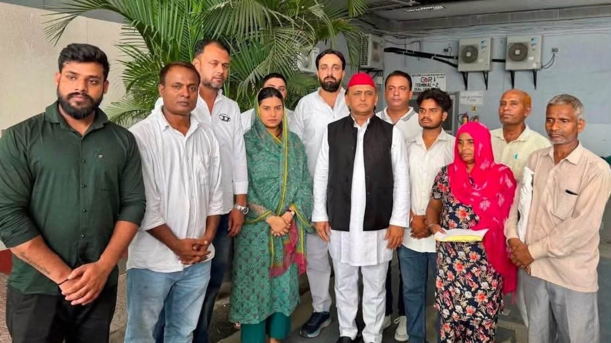 Meerut Lalita Gautam Murder Case: मेरठ ललिता गौतम हत्याकांड, अखिलेश यादव से मिला पीड़ित परिवार, 2 लाख की सहायता और न्याय का दिया भरोसा मेरठ ललिता गौतम हत्याकांड, अखिलेश यादव से मिला पीड़ित परिवार, 2 लाख की सहायता और न्याय का दिया भरोसा