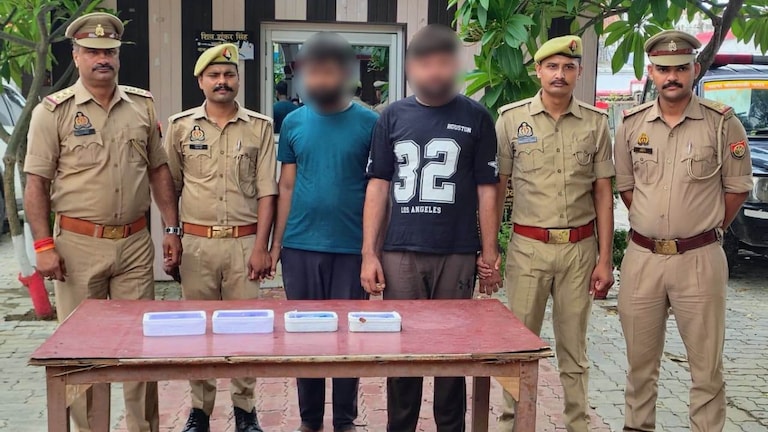Raebareli News: मदद के बहाने बदल देते थे कार्ड, रायबरेली पुलिस ने 107 ATM कार्ड के साथ दो शातिर ठगों को दबोचा मदद के बहाने बदल देते थे कार्ड, रायबरेली पुलिस ने 107 ATM कार्ड के साथ दो शातिर ठगों को दबोचा
