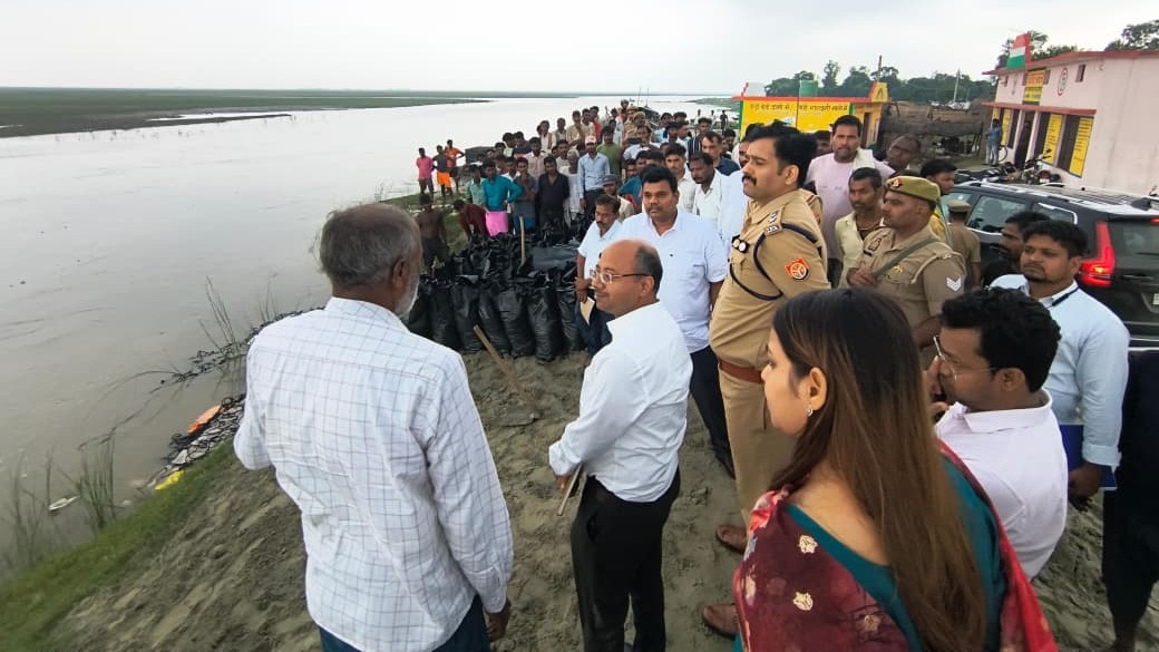 Sitapur News: सीतापुर में बाढ़ को लेकर हाई अलर्ट, डीएम-एसपी ने शारदा नदी तट का किया निरीक्षण, राहत कार्यों की तैयारियां परखी