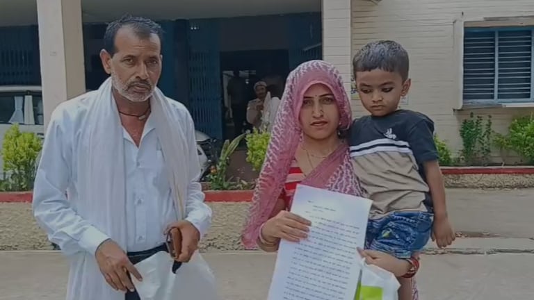 Fatehpur News: SDM के आदेश से मिला कब्जा, रातोंरात फिर हुई जमीन पर धान की रोपाई, पीड़िता ने DM-SP से लगाई न्याय की गुहार SDM के आदेश से मिला कब्जा, रातोंरात फिर हुई जमीन पर धान की रोपाई, पीड़िता ने DM-SP से लगाई न्याय की गुहार