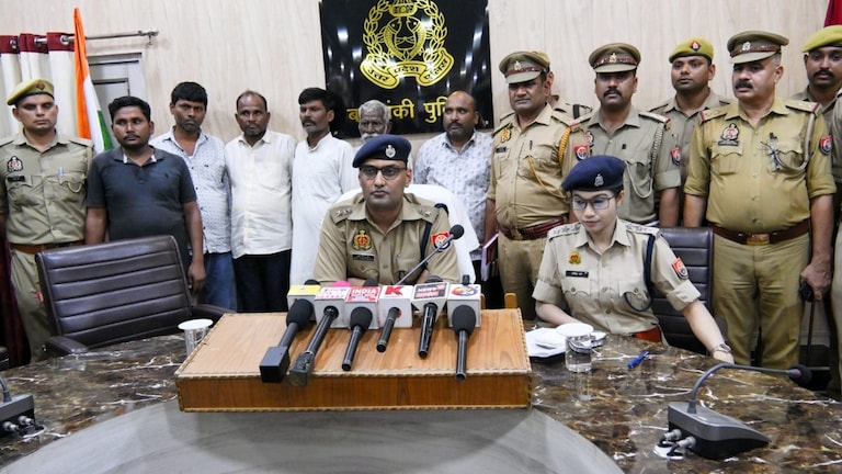 Barabanki News: असली की जगह फर्जी मालिक बनाकर बेची जमीन, 45 लाख की ठगी करने वाले 6 आरोपी गिरफ्तार असली की जगह फर्जी मालिक बनाकर बेची जमीन, 45 लाख की ठगी करने वाले 6 आरोपी गिरफ्तार