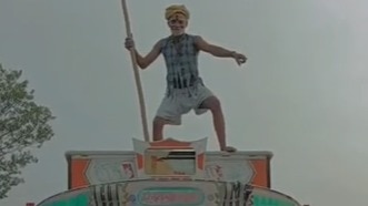 Raebareli News: रायबरेली में हाइवे पर रीलबाजी का जानलेवा स्टंट, ट्रक की छत पर डांस करता दिखा युवक, वीडियो वायरल