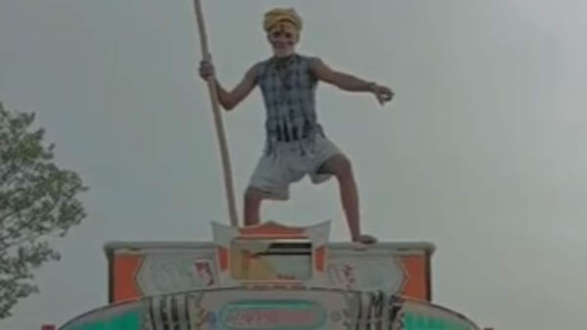 Raebareli News: रायबरेली में हाइवे पर रीलबाजी का जानलेवा स्टंट, ट्रक की छत पर डांस करता दिखा युवक, वीडियो वायरल रायबरेली में हाइवे पर रीलबाजी का जानलेवा स्टंट, ट्रक की छत पर डांस करता दिखा युवक, वीडियो वायरल