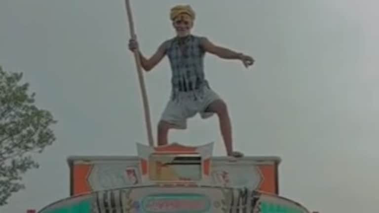 Raebareli News: रायबरेली में हाइवे पर रीलबाजी का जानलेवा स्टंट, ट्रक की छत पर डांस करता दिखा युवक, वीडियो वायरल रायबरेली में हाइवे पर रीलबाजी का जानलेवा स्टंट, ट्रक की छत पर डांस करता दिखा युवक, वीडियो वायरल