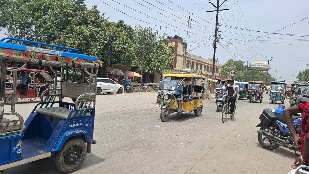 Chandauli Weather News: बारिश थमी, उमस का कहर शुरू, धूप निकलते ही उमस ने बढ़ाई लोगों की परेशानी, 33 डिग्री तापमान में बेहाल हुए लोग