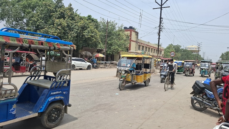 Chandauli Weather News: बारिश थमी, उमस का कहर शुरू, धूप निकलते ही उमस ने बढ़ाई लोगों की परेशानी, 33 डिग्री तापमान में बेहाल हुए लोग बारिश थमी, उमस का कहर शुरू, धूप निकलते ही उमस ने बढ़ाई लोगों की परेशानी, 33 डिग्री तापमान में बेहाल हुए लोग