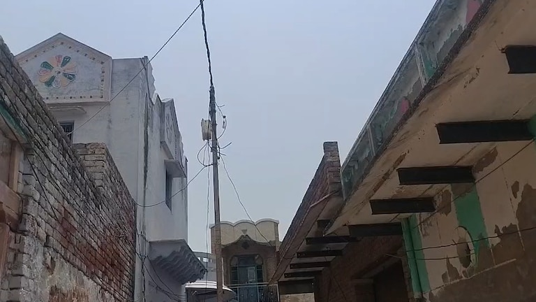 Mathura News: कटवाया था बिजली कनेक्शन, फिर भी बार-बार जोड़ रहा कनेक्शन विभाग, उपभोक्ता ने जताई बड़े हादसे की आशंका कटवाया था बिजली कनेक्शन, फिर भी बार-बार जोड़ रहा कनेक्शन विभाग! उपभोक्ता ने जताई बड़े हादसे की आशंका
