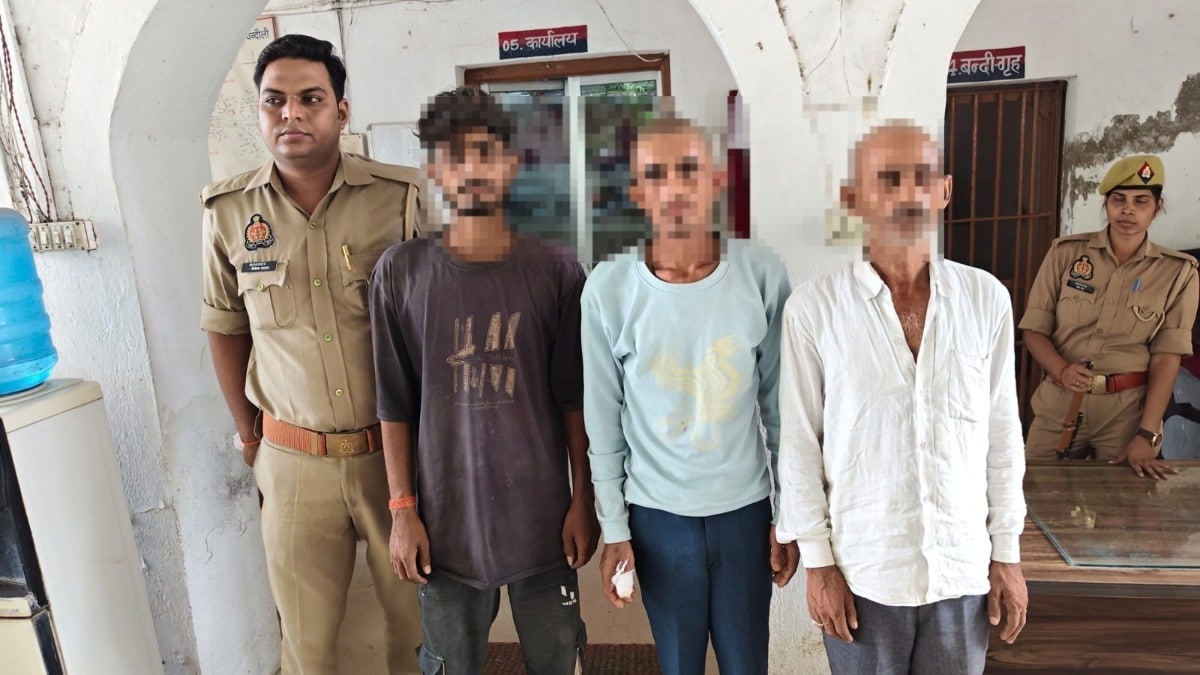 Chandauli News: रास्ते के विवाद में कुल्हाड़ी से जानलेवा हमला, तीन सगे भाई गिरफ्तार, हथियार भी बरामद रास्ते के विवाद में कुल्हाड़ी से जानलेवा हमला, तीन सगे भाई गिरफ्तार, हथियार भी बरामद