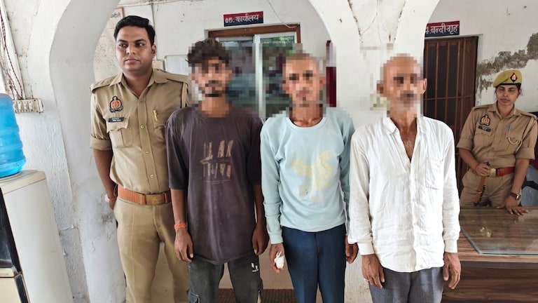 Chandauli News: रास्ते के विवाद में कुल्हाड़ी से जानलेवा हमला, तीन सगे भाई गिरफ्तार, हथियार भी बरामद रास्ते के विवाद में कुल्हाड़ी से जानलेवा हमला, तीन सगे भाई गिरफ्तार, हथियार भी बरामद