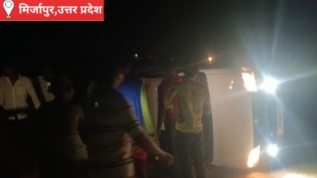 Mirzapur News: सड़क के गड्ढे बने जानलेवा, अनियंत्रित कार पलटी, चालक गंभीर रूप से घायल, ग्रामीण बोले- शिकायतों के बावजूद नहीं हुई मरम्मत