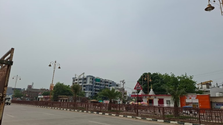 Chandauli Weather Today: चंदौली में बादलों की आंख-मिचौली, उमस भरी गर्मी से लोग बेहाल, तापमान 33 डिग्री पहुंचा चंदौली में बादलों की आंख-मिचौली, उमस भरी गर्मी से लोग बेहाल, तापमान 33 डिग्री पहुंचा