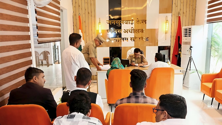 Sonbhadra News: लापरवाही मिली तो कार्रवाई तय, जनसुनवाई में एसपी सख्त, भूमि विवाद और साइबर फ्रॉड मामलों में त्वरित कार्रवाई के निर्देश लापरवाही मिली तो कार्रवाई तय, जनसुनवाई में एसपी सख्त, भूमि विवाद और साइबर फ्रॉड मामलों में त्वरित कार्रवाई के निर्देश
