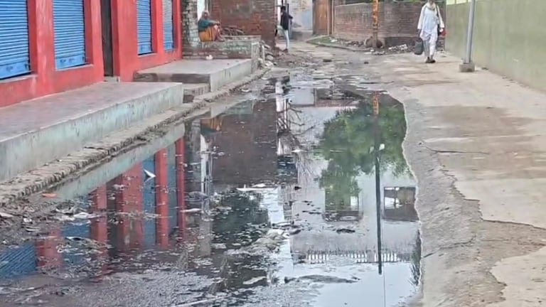 Chandauli News: बहादुरपुर में सीवर ओवरफ्लो से सड़क पर बह रहा गंदा पानी, राहगीरों की बढ़ी परेशानी, ग्रामीणों ने दी आंदोलन की चेतावनी बहादुरपुर में सीवर ओवरफ्लो से सड़क पर बह रहा गंदा पानी, राहगीरों की बढ़ी परेशानी, ग्रामीणों ने दी आंदोलन की चेतावनी