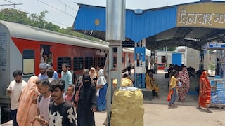 Ghazipur News: डीडीयू यार्ड में ओएचई तार टूटने से रेल परिचालन बाधित, कई प्रमुख ट्रेनें घंटों लेट : डीडीयू यार्ड में ओएचई तार टूटने से रेल परिचालन बाधित, कई प्रमुख ट्रेनें घंटों लेट