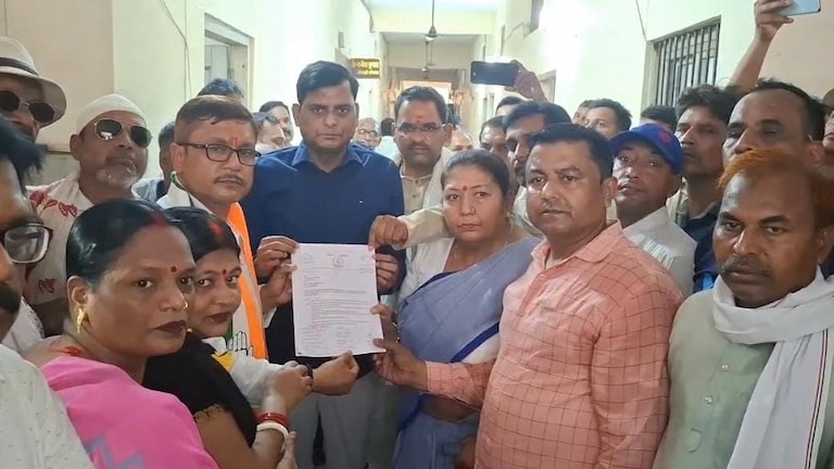 Chandauli News: काली माता मंदिर ध्वस्तीकरण, बलदेव यादव की मौत पर कांग्रेस का आक्रोश, पीडब्ल्यूडी कार्यालय पर प्रदर्शन कर सौंपा ज्ञापन काली माता मंदिर ध्वस्तीकरण, बलदेव यादव की मौत पर कांग्रेस का आक्रोश, पीडब्ल्यूडी कार्यालय पर प्रदर्शन कर सौंपा ज्ञापन