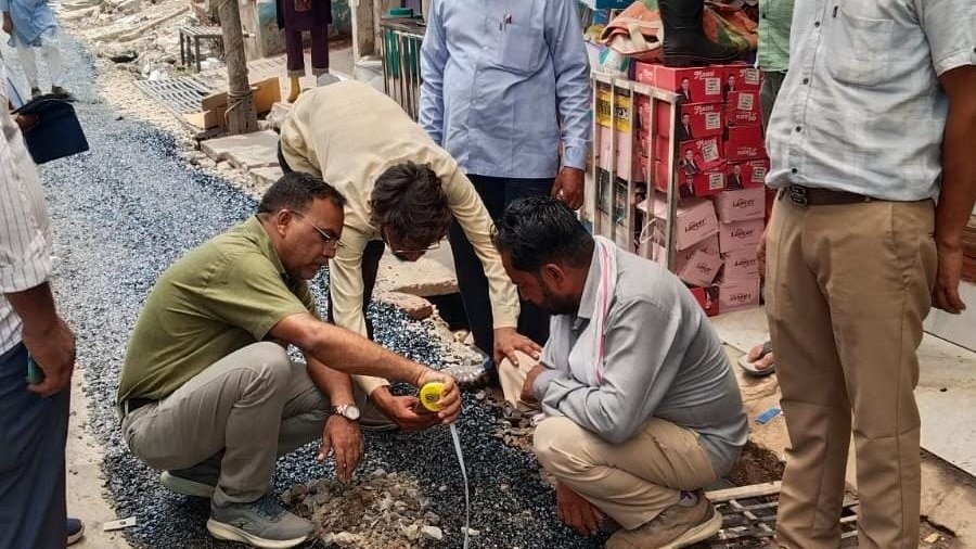Fatehpur News: गिट्टी कम, डामर ज्यादा, जल जीवन मिशन की सड़क मरम्मत में अनियमितता पर पीडब्ल्यूडी सख्त, गुणवत्ता पूरी होने तक भुगतान पर रोक 
