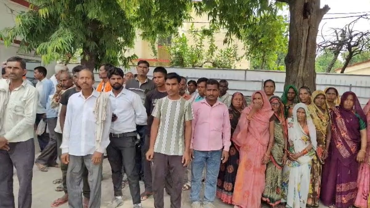 Sitapur News: सीतापुर में कर्मचारी की संदिग्ध मौत पर बवाल, परिजनों ने एसपी कार्यालय घेरा, निष्पक्ष जांच की मांग सीतापुर में कर्मचारी की संदिग्ध मौत पर बवाल, परिजनों ने एसपी कार्यालय घेरा, निष्पक्ष जांच की मांग