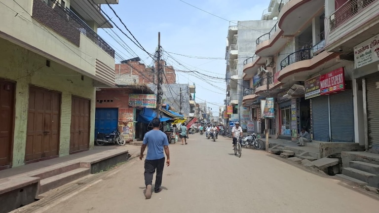 Chandauli Weather Update: तेज धूप और उमस से बेहाल हुआ जनजीवन, 32 डिग्री तापमान ने बढ़ाई लोगों की मुश्किलें तेज धूप और उमस से बेहाल हुआ जनजीवन, 32 डिग्री तापमान ने बढ़ाई लोगों की मुश्किलें