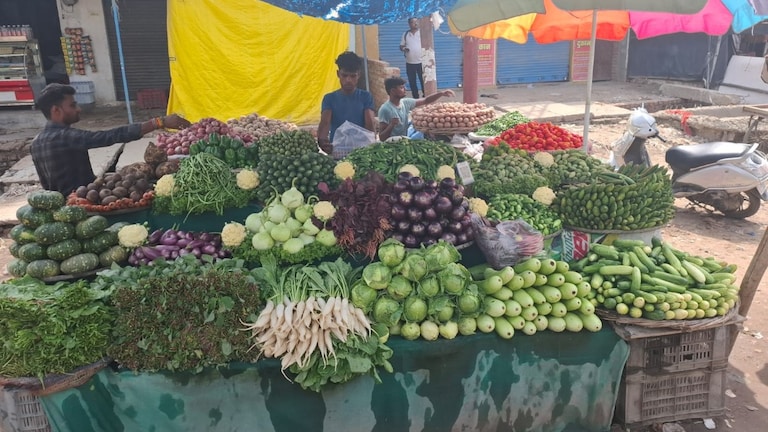 Chandauli Mandi Bhav Today: मुगलसराय मंडी में सब्जियों के भाव में उतार-चढ़ाव, आलू-प्याज महंगे तो टमाटर-लौकी से मिली राहत मुगलसराय मंडी में सब्जियों के भाव में उतार-चढ़ाव, आलू-प्याज महंगे तो टमाटर-लौकी से मिली राहत