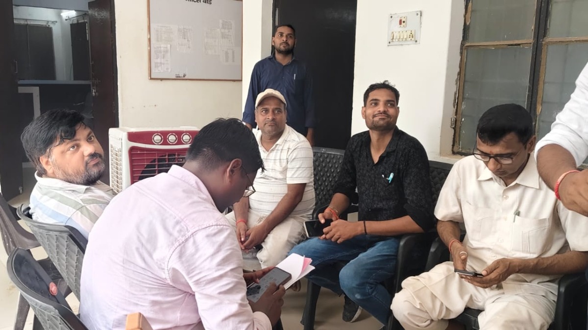 गौरीगंज ब्लॉक में कर्मचारियों का कार्य बहिष्कार, कनिष्ठ लिपिक पर अभद्रता के आरोप, कार्यालय का कामकाज ठप 