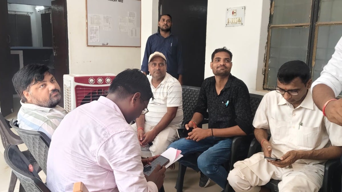 Amethi News: गौरीगंज ब्लॉक में कर्मचारियों का कार्य बहिष्कार, कनिष्ठ लिपिक पर अभद्रता के आरोप, कार्यालय का कामकाज ठप गौरीगंज ब्लॉक में कर्मचारियों का कार्य बहिष्कार, कनिष्ठ लिपिक पर अभद्रता के आरोप, कार्यालय का कामकाज ठप