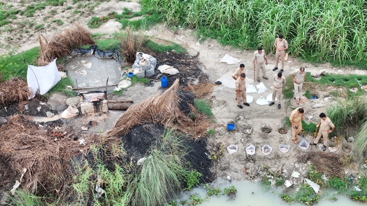 Gonda News: ड्रोन सर्विलांस के बाद आबकारी विभाग का बड़ा एक्शन, 500 लीटर कच्ची शराब व चार भट्टियां नष्ट 