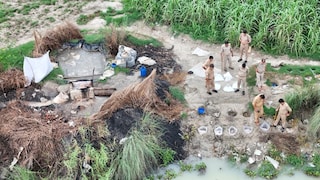 Gonda News: ड्रोन सर्विलांस के बाद आबकारी विभाग का बड़ा एक्शन, 500 लीटर कच्ची शराब व चार भट्टियां नष्ट ड्रोन सर्विलांस के बाद आबकारी विभाग का बड़ा एक्शन, 500 लीटर कच्ची शराब व चार भट्टियां नष्ट