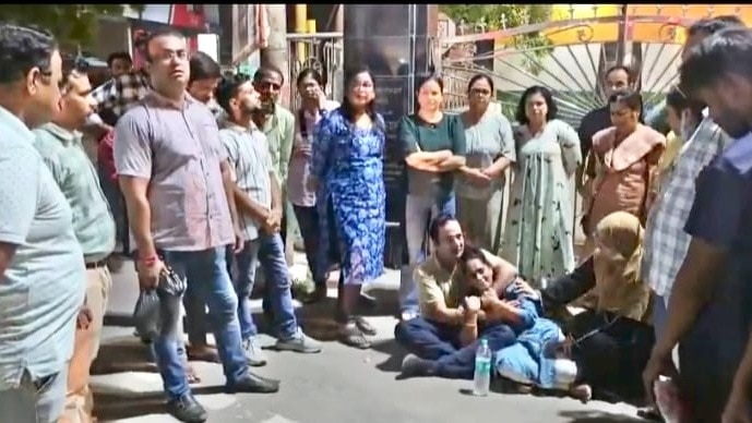 Raebareli News: रायबरेली में डॉक्टर की गिरफ्तारी पर भड़का गुस्सा, शहीद चौक पर धरने पर बैठे चिकित्सक, आज बंद रहेंगे निजी अस्पताल