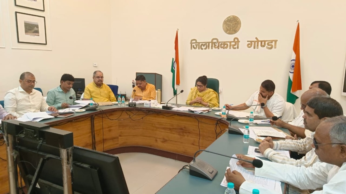 आगामी चुनाव की तैयारियों में जुटा प्रशासन, किसका बूथ रहेगा, किसका बदलेगा, डीएम ने शुरू की चुनावी तैयारी की बड़ी समीक्षा