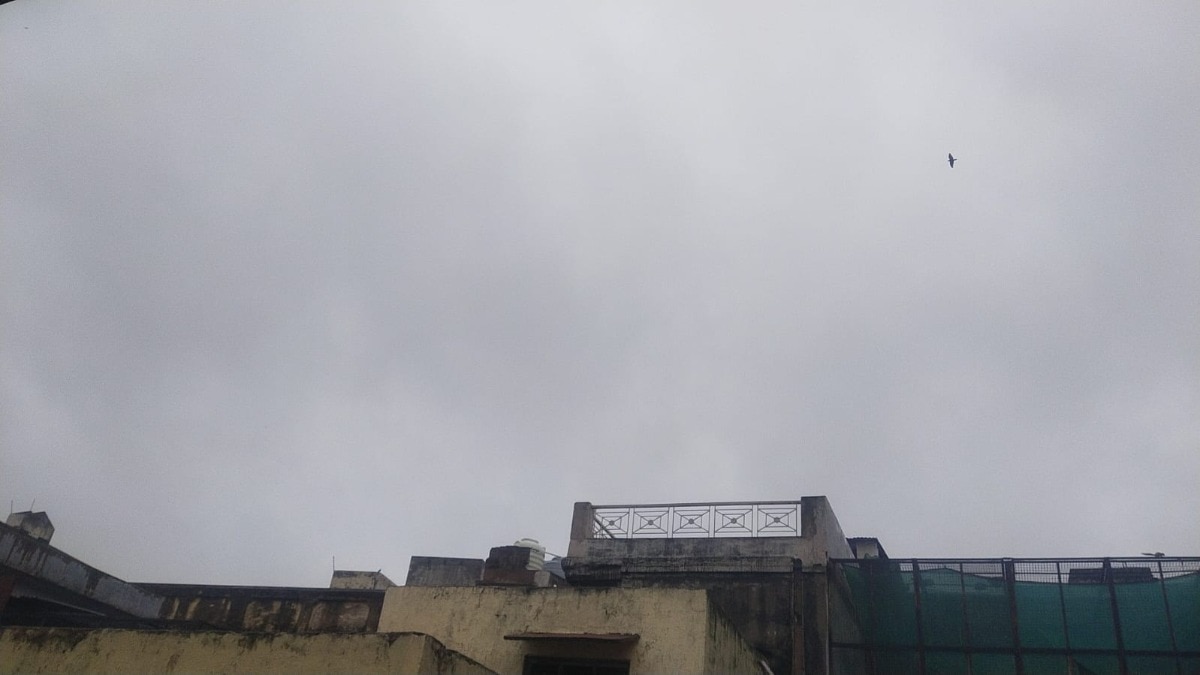 Mathura Weather Update: मथुरा में आज बादलों की आवाजाही के बीच उमस, हल्की बारिश के आसार, जानिए आज का तापमान